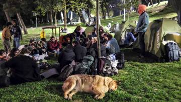 Ξενύχτησαν στην Κωνσταντινούπολη - Φόβοι για ακόμη μεγαλύτερο σεισμό μετά τα 6,2 Ρίχτερ