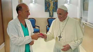 Ο προσωπικός χειρουργός του Πάπα Φραγκίσκου αποκαλύπτει τις τελευταίες του στιγμές - «Είχε ανοιχτά τα μάτια, δεν μου απαντούσε»