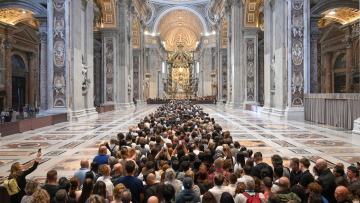 Συρρέουν πλήθη για την εκδημία του Πάπα Φραγκίσκου στο Βατικανό - Δείτε live εικόνα