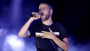 Ο ΛΕΞ ανακοίνωσε συναυλία στο ΟΑΚΑ και χιλιάδες στήνονται στη διαδικτυακή ουρά για ένα εισιτήριο