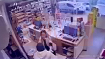 Άγιοι Ανάργυροι: Μπουκάρει σε καταστήματα με γυναίκες υπαλλήλους, τις απειλεί με μαχαίρι και αρπάζει τις εισπράξεις