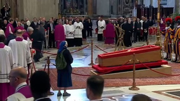 Η μοναχή που έσπασε το πρωτόκολλο και στάθηκε σε απαγορευμένο σημείο, για να αποχαιρετήσει τον Πάπα Φραγκίσκο 