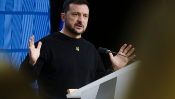 Ο Ζελένσκι επιστρέφει εκτάκτως στην Ουκρανία μετά τη νέα επίθεση στο Κίεβο - «Η Ρωσία συνεχίζει να σκοτώνει τον λαό μας»