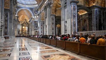 Ιταλία: Ολοκληρώθηκε η προσέλευση των πιστών στη Βασιλική του Αγίου Πέτρου