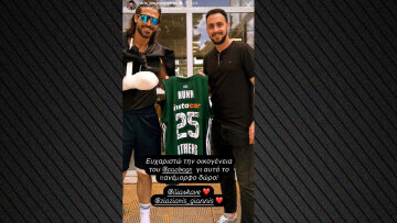 Ο Άρης Μουγκοπέτρος πόζαρε με τη φανέλα του Ναν έχοντας δεμένο το χέρι του - Το δώρο του Παναθηναϊκού στον μουσικό