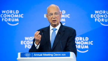 Τα μυστικά του «Κύριος Νταβός»: Έρευνα για τον Κλάους Σβαμπ μετά από καταγγελίες για... μασάζ με εταιρικό χρήμα και παραποίηση ερευνών