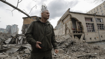 Ίσως χρειαστεί να παραχωρήσουμε εδάφη για να επιτευχθεί ειρήνη, λέει ο δήμαρχος του Κιέβου μετά τη φονική επίθεση στην πόλη