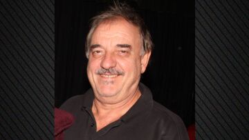 Ο Μιχάλης Μητρούσης έκανε την πρώτη του δημόσια εμφάνιση μετά το τροχαίο - «Έπινα νερό με καλαμάκι», είπε