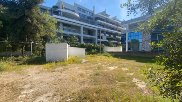 Γλυφάδα: «Xρυσό» οικόπεδο διεκδικείται με χρησικτησία - Ο μπαρμπά Κώστας ο μπακάλης, η διαθήκη της γιαγιάς και οι μαρτυρίες