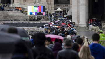 Πάνω από 128.000 πιστοί απέτισαν φόρο τιμής στον πάπα Φραγκίσκο - Ανοιχτή μέχρι τις 7 το απόγευμα η Βασιλική του Αγίου Πέτρου