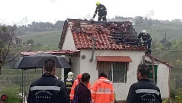 Φωτιά σε μονοκατοικία στον Βαρνάβα, λόγω κεραυνού - Δείτε φωτογραφίες