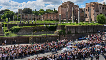 Δείτε βίντεο και φωτογραφίες από τους ηγέτες και το τελετουργικό στην κηδεία του Πάπα Φραγκίσκου 