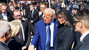 Ο Τραμπ και η Ούρσουλα φον ντερ Λάιεν, κατά τη διάρκεια της σύντομης συνομιλίας τους, συμφώνησαν να συναντηθούν