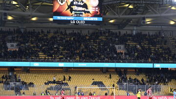 Άδειασε το πέταλο των οργανωμένων οπαδών της ΑΕΚ πριν το φινάλε του αγώνα με τον Ολυμπιακό - Βίντεο 