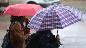 Τριπλό «χτύπημα» της κακοκαιρίας με βροχές, σκόνη και θυελλώδεις ανέμους - Σε ποιες περιοχές χρειάζεται προσοχή