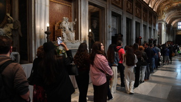 Λαϊκό προσκύνημα στον τάφο του πάπα Φραγκίσκου: Από νωρίς το πρωί συρρέουν χιλιάδες πιστοί