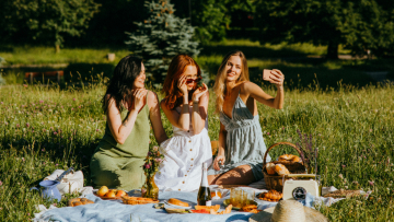 Φιλία στην ενήλικη ζωή: Οι τρεις πυλώνες που την κρατούν ζωντανή