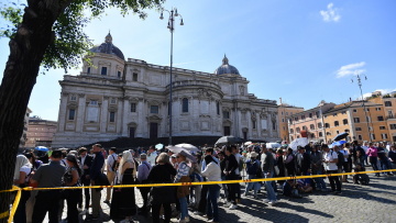 Κοσμοσυρροή για το λαϊκό προσκύνημα στον τάφο του Πάπα Φραγκίσκου - Ξεπερνά τις 2 ώρες η αναμονή