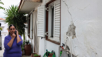 Βούτες: Εκκενώνονται τουλάχιστον τέσσερα σπίτια  μετά τις ρηγματώσεις - Η περιοχή θα κηρυχθεί σε κατάσταση έκτακτης ανάγκης, λέει ο Λέκκας