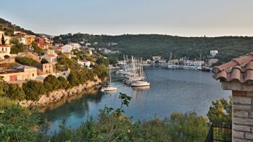 Η Ιθάκη την άνοιξη -Μονοπάτια και ούζο κάτω από τον ήλιο