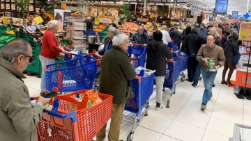 Σκηνές που «θυμίζουν πανδημία» στην Ισπανία - Ουρές έξω από τα σούπερ μάρκετ της Μαδρίτης, δείτε βίντεο