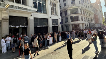 Ουρές κάνουν οι τουρίστες στην Ισπανία στα ανταλλακτήρια για να πάρουν ευρώ