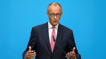 Αυστηρότερη μεταναστευτική πολιτική, ισχυρότερη άμυνα και αντιπροτάσεις στους δασμούς Τραμπ υπόσχεται ο Μερτς