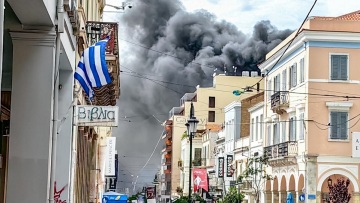 Υπό έλεγχο η φωτιά σε κατάστημα στο κέντρο της Πάτρας - Δείτε βίντεο