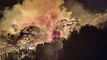 Φωτιά στην Κερατέα: Μήνυμα από το 112 – Εντολή απομάκρυνσης από την Παλιοκαμάριζα, δείτε βίντεο