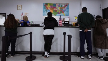 ΗΠΑ: Επανεξέταση όλων των αδειών παραμονής που έχουν χορηγηθεί σε υπηκόους κρατών που εγείρουν κίνδυνο ασφαλείας