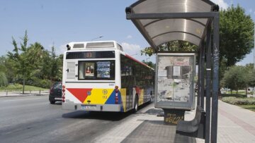 Στον εισαγγελέα ο 17χρονος που κατηγορείται ότι χτύπησε οδηγό λεωφορείου στη Θεσσαλονίκη επειδή πήγαινε αργά - Συνελήφθη και ο 42χρονος