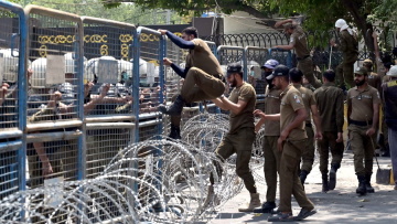 Κλιμακώνεται η ένταση Ινδίας-Πακιστάν - Ανταλλαγή πυρών στο Κασμίρ για πέμπτη νύχτα