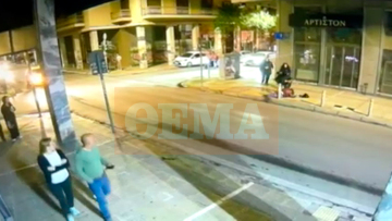 Εξάρχεια: Η στιγμή που Σύρος επιτίθεται σε 22χρονη στη Σόλωνος για να τη βιάσει - Δείτε το βίντεο