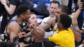 Μιλγουόκι Μπακς:  «Αυτοκτόνησαν» και αποκλείστηκαν από τους Πέισερς στο τελευταίο δευτερόλεπτο της παράτασης - Χαμός στο φινάλε με τον Αντετοκούνμπο