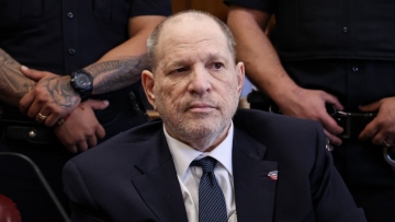 Ένοχος για σεξουαλική επίθεση ο Χάρβεϊ Γουάινσταϊν μετά την επανάληψη της δίκης στη Νέα Υόρκη
