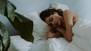 Beauty Sleep: Το μυστικό για μία υγιή επιδερμίδα ξεκινά από τον ύπνο και συνεχίζει με τη σωστή περιποίηση