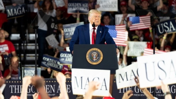 Ντόναλντ Τραμπ: «Τίποτα δεν θα με σταματήσει» – Πόλωση και υψηλοί τόνοι στη φιέστα για τις 100 ημέρες της θητείας του