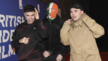 Βρετανία: Μέλος του ιρλανδικού συγκροτήματος Kneecap κατηγορείται για τρομοκρατικό αδίκημα 