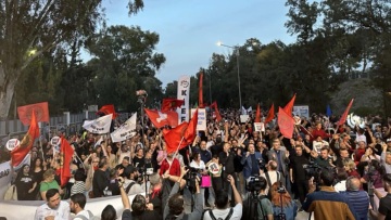 Κύπρος: Διαδηλώσεις και γενική απεργία στα κατεχόμενα κατά της χρήσης μαντίλας σε δημόσια λύκεια 