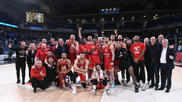 Τα παρασκήνια της πρόκρισης του Ολυμπιακού στο Άμπου Ντάμπι - Οι αγκαλιές με τα αγαπημένα πρόσωπα, η αποθέωση και η ατάκα Παπανικολάου - Βίντεο