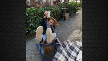 Στεφανία Γουλιώτη: Η εντυπωσιακή πτώση από καρέκλα - Την αποθεώνουν γιατί... έσωσε το ούζο