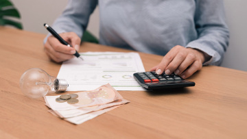 Alpha Bank: Οι ενεργειακές ανατιμήσεις πιέζουν την ελληνική οικονομία με επίκεντρο μεταφορές, στέγαση