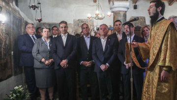 Στην Παιανία ο Μητσοτάκης: Παρακολούθησε τη θεία λειτουργία και τη λιτανεία της εικόνας του Αγίου Αθανασίου - Δείτε φωτογραφίες