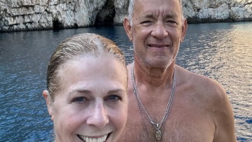 Τομ Χανκς: Η σέλφι χωρίς μπλούζα και οι ευχές για τα 37 χρόνια γάμου με τη Ρίτα Γουίλσον