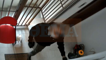 Μέλη συμμορίας οδηγούσαν τους ηλικιωμένους στο ισόγειο, έδιναν το σύνθημα και τους «άδειαζαν» τα σπίτια 