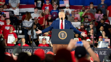 AP: Σχέδια για μεγαλειώδη παρέλαση στα γενέθλια του Τραμπ - 6.600 στρατιώτες, άρματα και ελικόπτερα στην Ουάσινγκτον