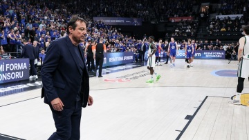 Αταμάν: Το σύνθημα των φίλων της Εφές που τον εξόργισε και οι «ντόπες» στο αεροδρόμιο