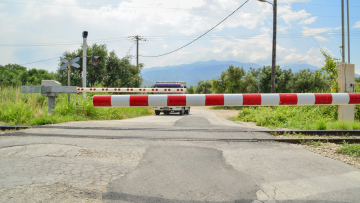 Θεσσαλονίκη: Οδηγός λεωφορείου αγνόησε τις κατεβασμένες μπάρες σε σιδηροδρομική διάβαση