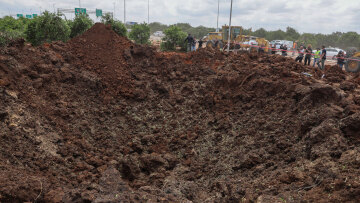 Επίθεση στο Ισραήλ: Δείτε τον πελώριο κρατήρα που δημιούργησε ο πύραυλος των Χούθι κοντά στο αεροδρόμιο «Μπεν Γκουριόν»