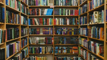 Από την Ξάνθη μέχρι τη Σίκινο: 11 βιβλιοπωλεία με ξεχωριστή ταυτότητα σε πόλεις και νησιά της Ελλάδας